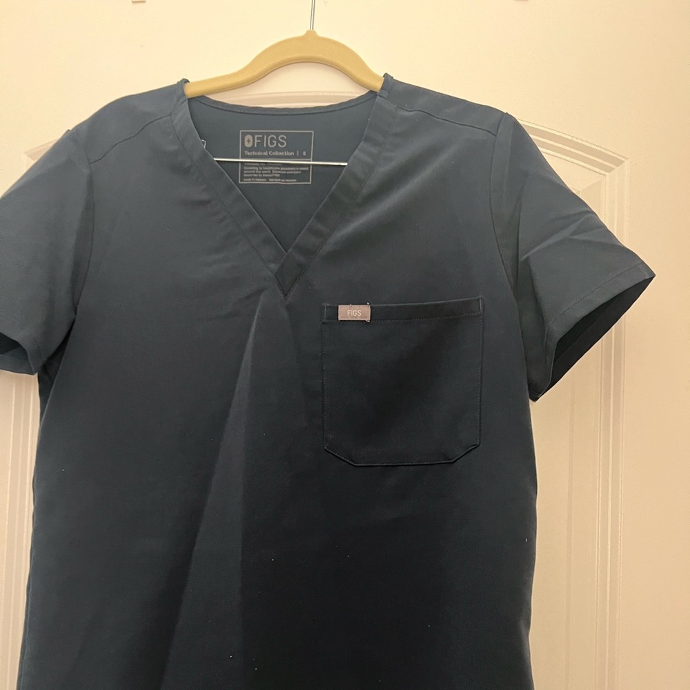 Figs scrub top